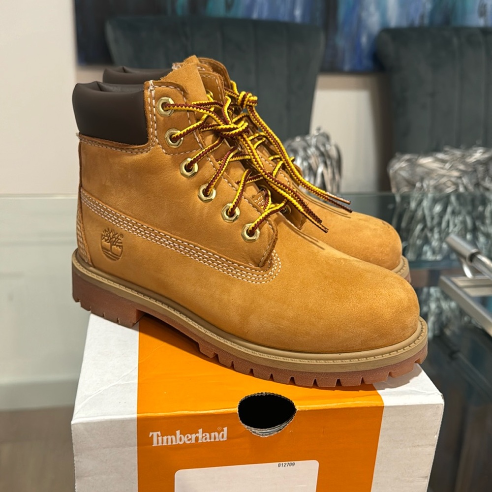 1Y Timberland Boots in Excellent Condition